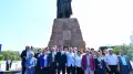Алматыда 5000-нан аса адам Абай әндерін шырқап, ескерткішіне гүл қойды