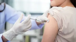 Коронавирус, тұмау, вакцинация: бас санитария дәрігері қаулыға қол қойды