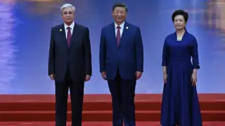 Си Цзиньпин мен оның әйелі Тоқаевты күтіп алды