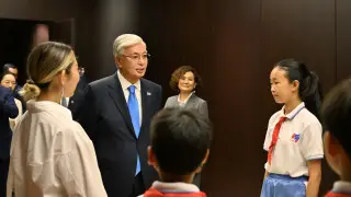 Тоқаев Қытайда қазақ тілін үйреніп жүрген балалармен сөйлесті