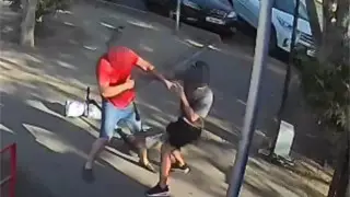 Самокат самокатқа қарсы: Алматыда екі ер адам төбелес шығарды