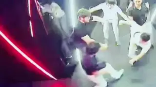 БДСМ-де жыныс мүшесін азаптап жатқан қожайынның фотосы