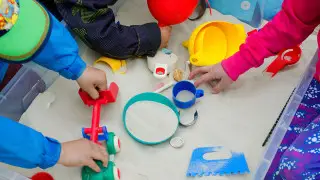 Атырау тұрғыны үш жасар қыздың үстінен полицияға арыз жазды