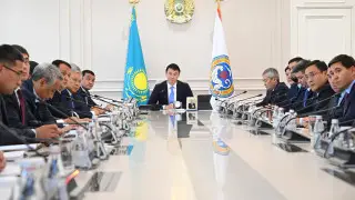 Дархан Сатыбалды мерзімнің сақталмауы мен жұмыстың сапасыз орындалғаны үшін мердігерлерді сынға алды