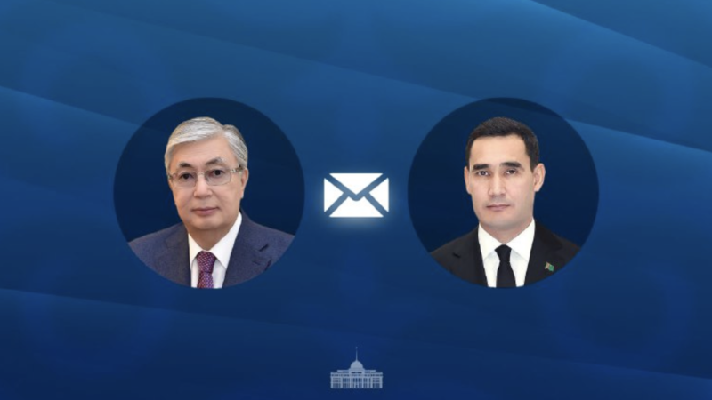 Трусики астынан түкті кискамен секс