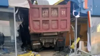 Тобыл кентінде жүк көлігі жанармай құю станциясына соғылды