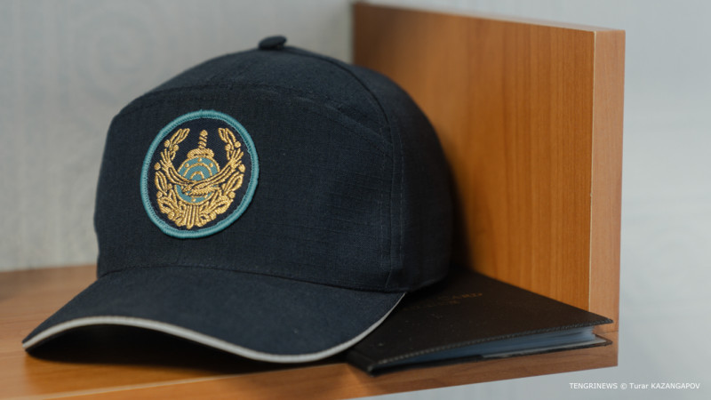 Қарапайым киімдегі әдемі әйелдің суреті