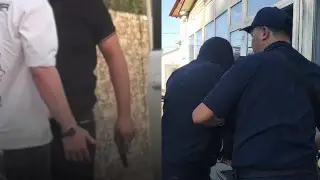 Екі адам желіде ішке кіреді