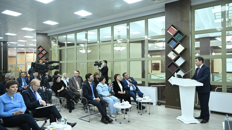 кеудесі үлкен әдемі орта жастағы әйелдер