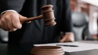 Шымкентте алаяқтыққа қатысы бар тергеушіге үкім шығарылды