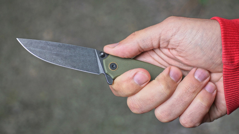 Абелла Дангер мен Нюшаның бір-бірін сиқығанының жақыннан түсірілген суреті.