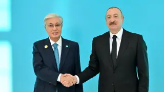 Әзербайжан президенті конгресс-орталықта Тоқаевты қарсы алды