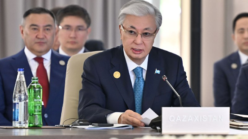 Әдемі аққұба минет жасайды