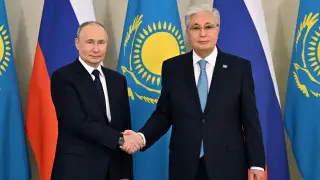 Кіші қыздарды попуга алғанын көру без регистрации.