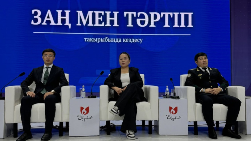 Порно киімге мүшені ысқылайды