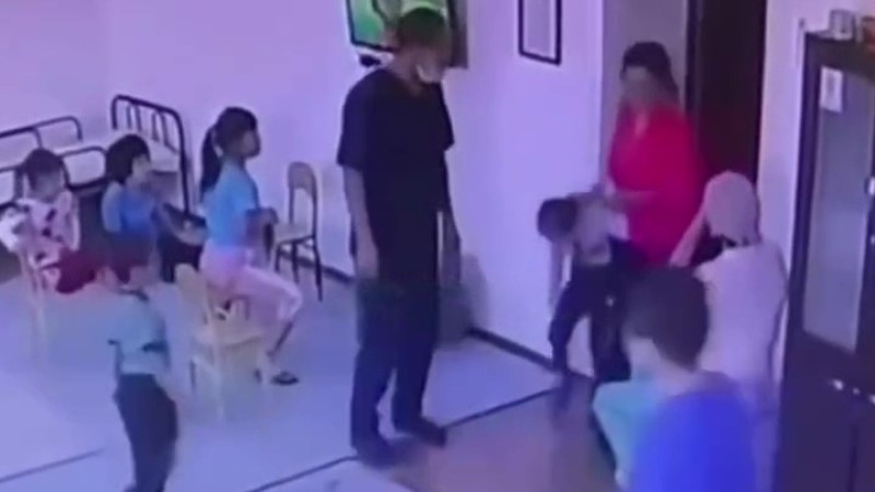 Ұйықтап жатқан мас қыздың видеосы