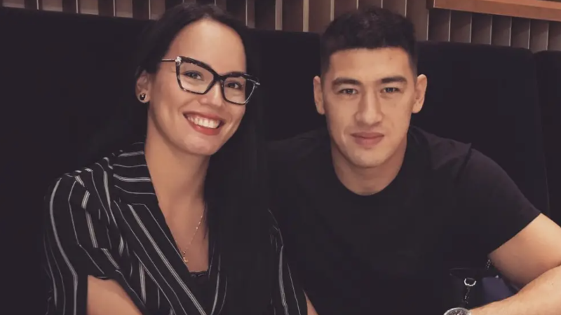 Мас қызды видеоға түсіріп жатыр.