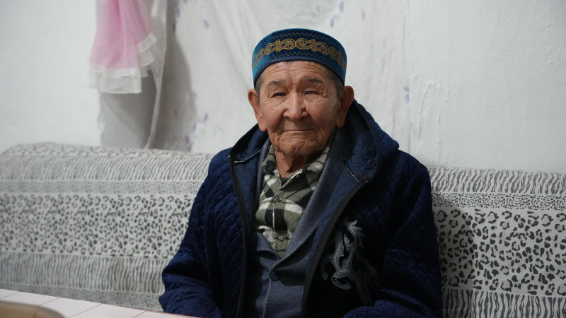 Жалаңаш қызыл шашты мастурбация жасайтын онлайн порно видео