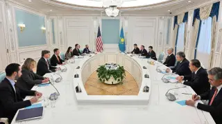 Көшеде ақша үшін кеуделерін көрсету