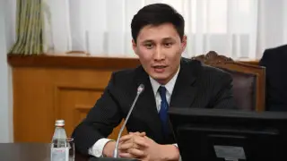 Үлкен еріндері бар кискаға блят