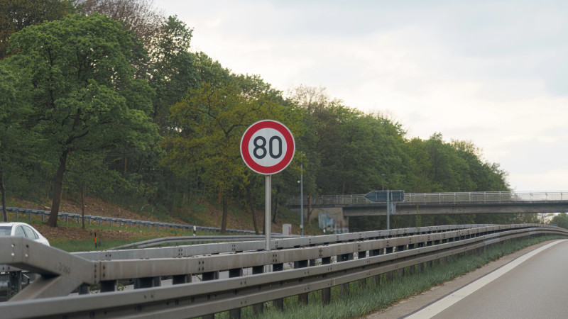 Порно: Нәзік қызды қалың жұрт қағып алады