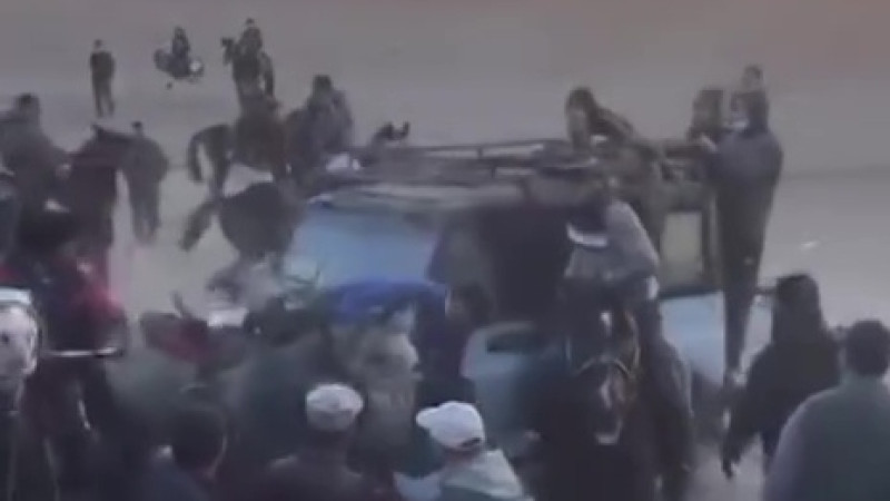 Қыз доптарды кискасына айналдырады