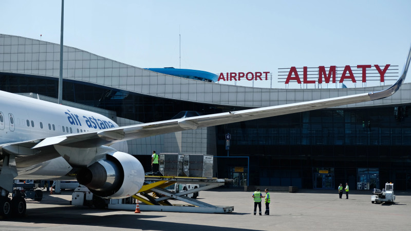 Қыз жігіттің алдында билейді (порно)