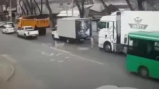 Жалаңаш жігіттер көлік жуып жатыр