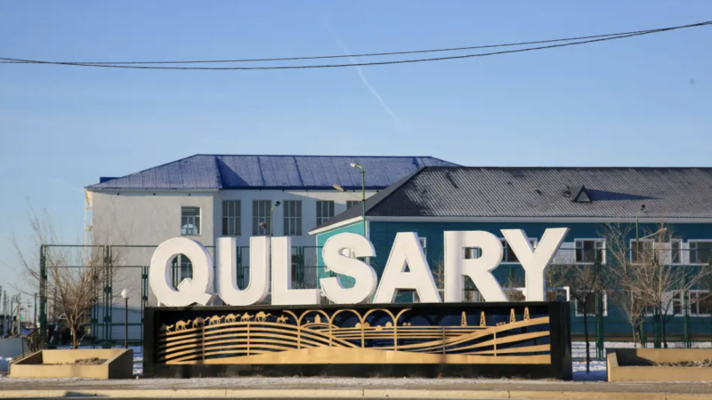 Әнші Йолканы былғап жатыр