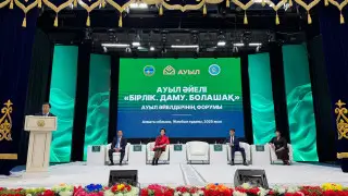 Лесби және ұялшақ қыз сағаты