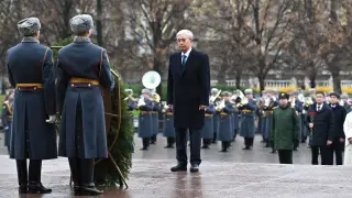 Тоқаев Мәскеуде “Белгісіз жауынгер бейіті“ ескерткіш мемориалына гүл шоғын қойды