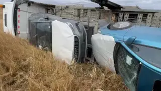 Ақмола облысында жаңа көліктер тиелген автотасмалдаушы аударылып қалған