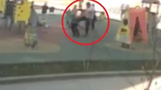 Алматыда ер адам ойнап жүрген баланы тепкен: оқиғаның видеосы тарады