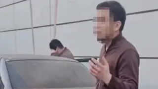 Алматыда супермаркеттің тұрағында қызды ұрламақ болғандар видеоға түсірілді