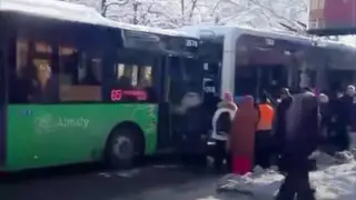 Алматыда автобус троллейбуспен соқтығысты