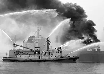 Спасатели ликвидируют пожар на панамском судне