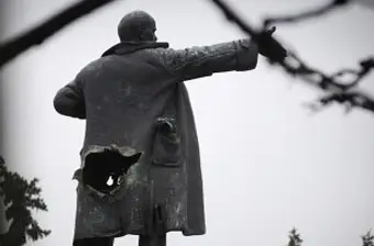 Неизвестные взорвали памятник Ленину в Санкт-Петербурге
