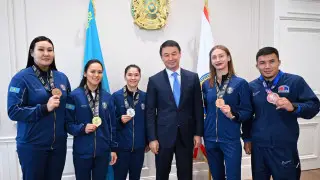 Дархан Сатыбалды наградил алматинских призёрок чемпионата мира по боксу