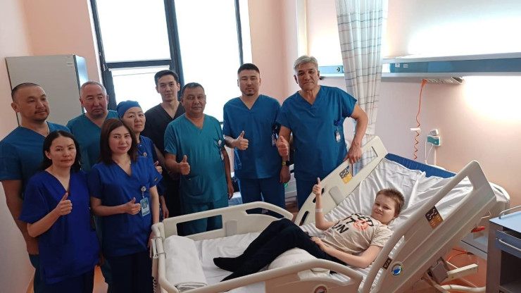 Команда врачей с Андреем Головановым. Фото Кенжекольской детской деревни семейного типа