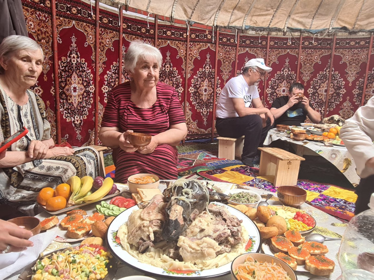Кузьминцы празднуют в юрте открытие детской площадки. Фото: ©️ Tengrinews.kz