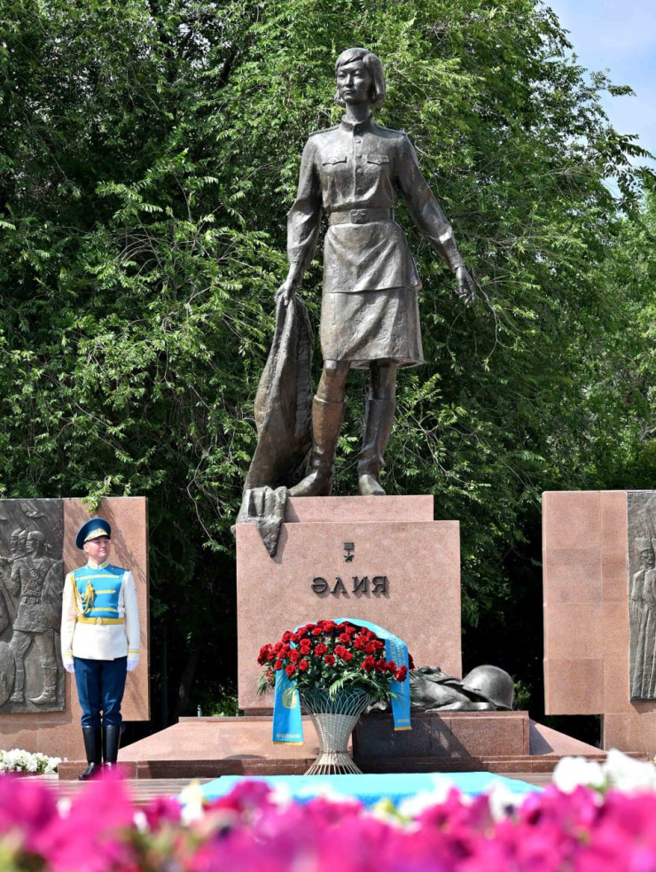 “Я специально приехал“. Токаев возложил цветы к мемориалу Алие Молдагуловой