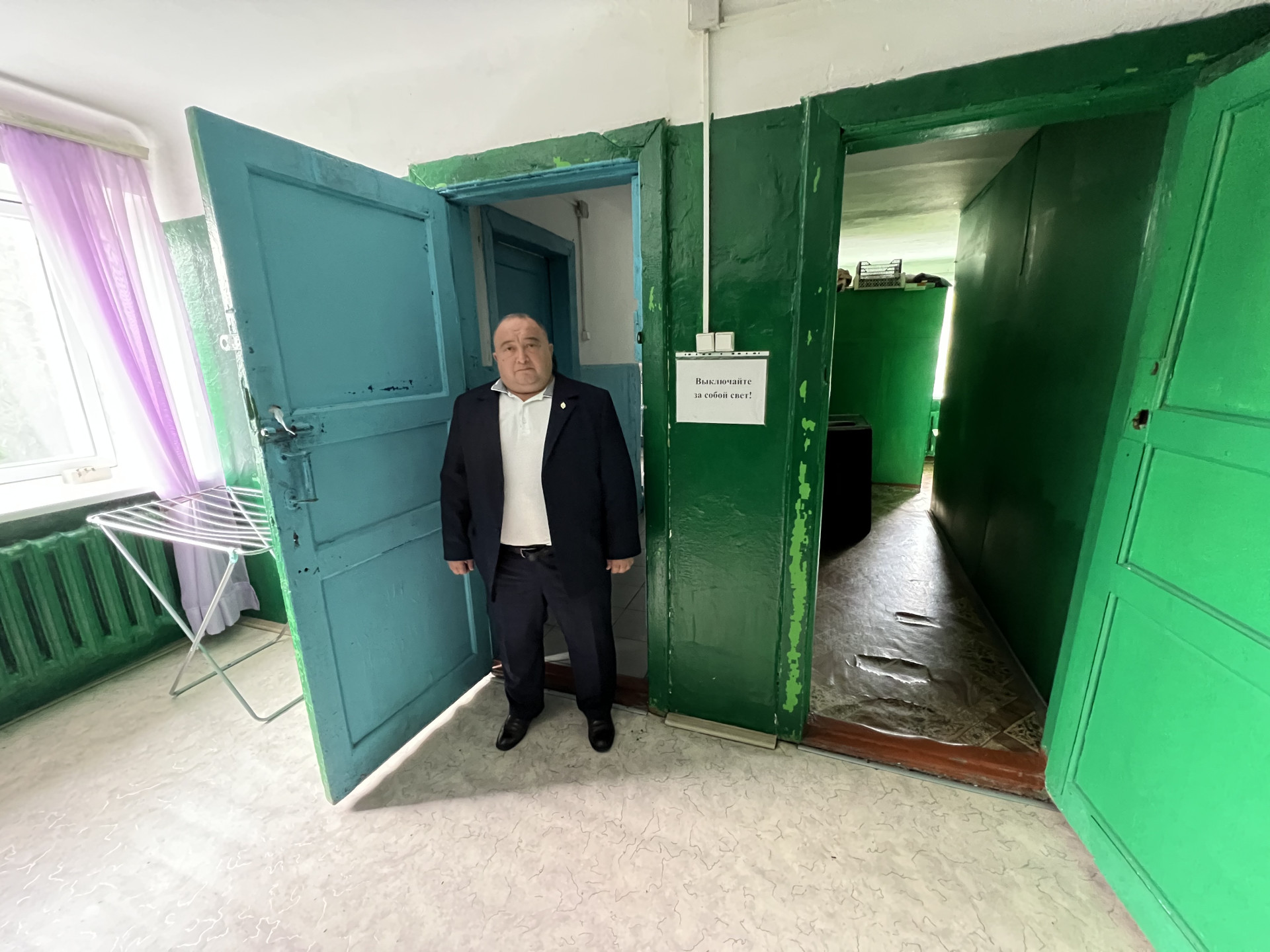 Игорь Семёнов в общежитии. Фото:©️ Tengrinews.kz / Елена Бережная