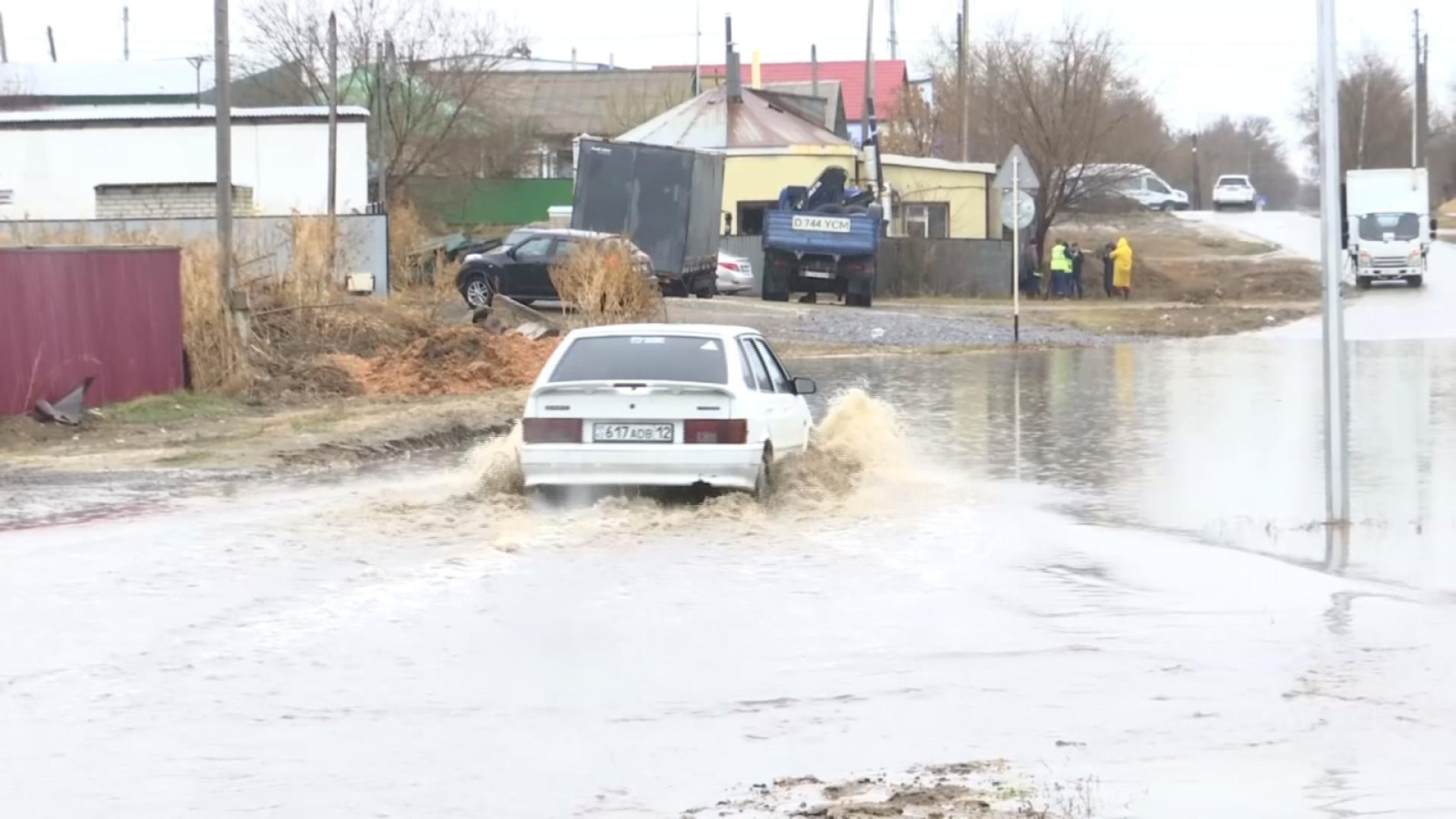 Огромная лужа на дороге в Актобе после дождя. Весна 2025 года. Фото: ©️ Tengrinews.kz