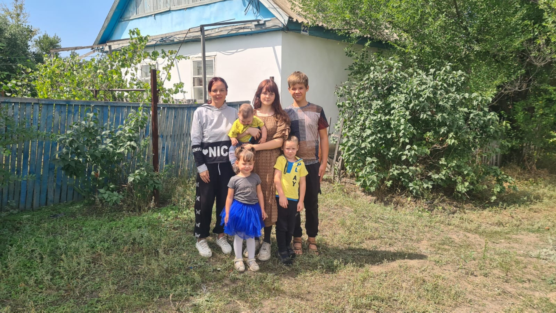 Семья Поляковых, новые жители села Курмансай. Фото:©️ Tengrinews.kz