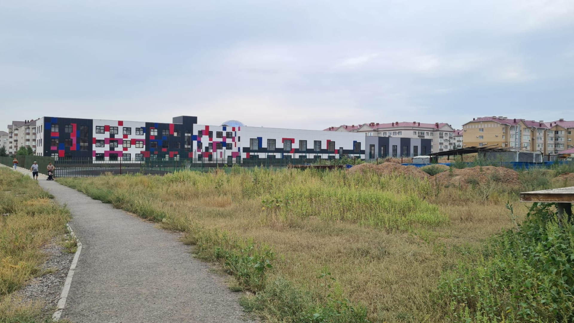Школа в районе новостроек в Актобе, лето 2025 года. Фото: ©️ Tengrinews.kz