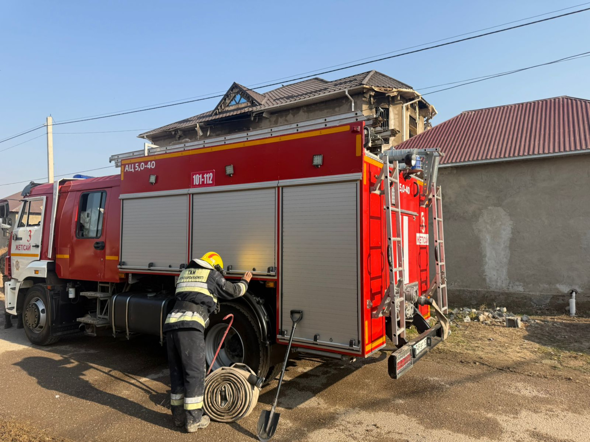 На месте страшного пожара, унёсшего жизни 12 человек, работают экстренные службы и криминалисты.