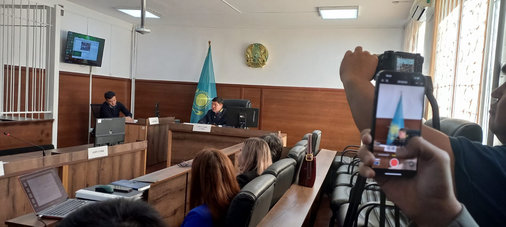 Зал суда в Талдыкоргане на заседании по делу об убийстве Айзат Жумановой