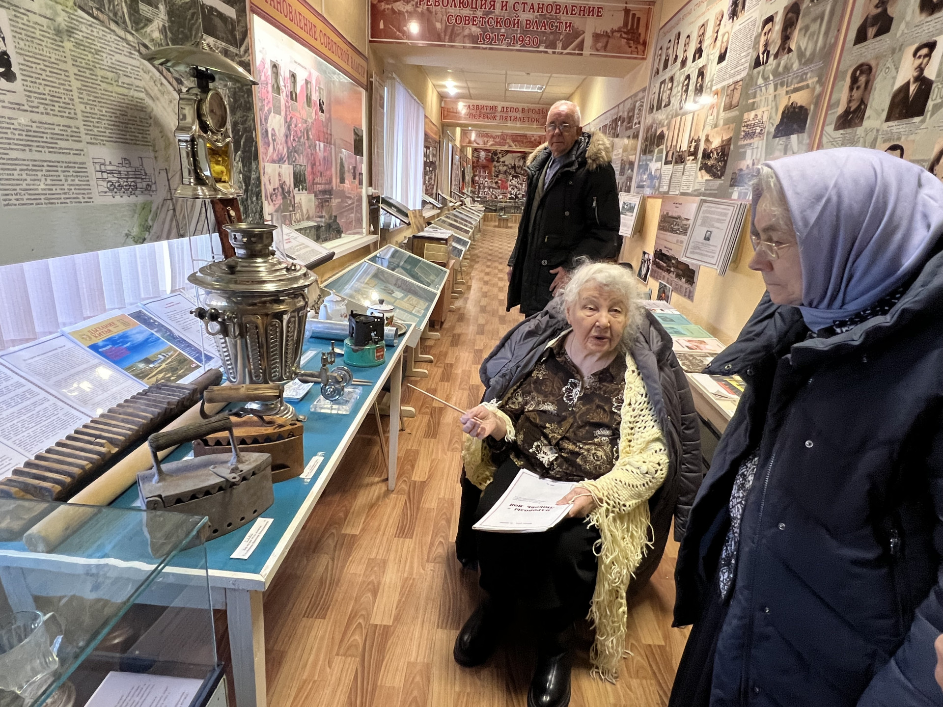 Экскурсовод Любовь Горшкова показывает самовар