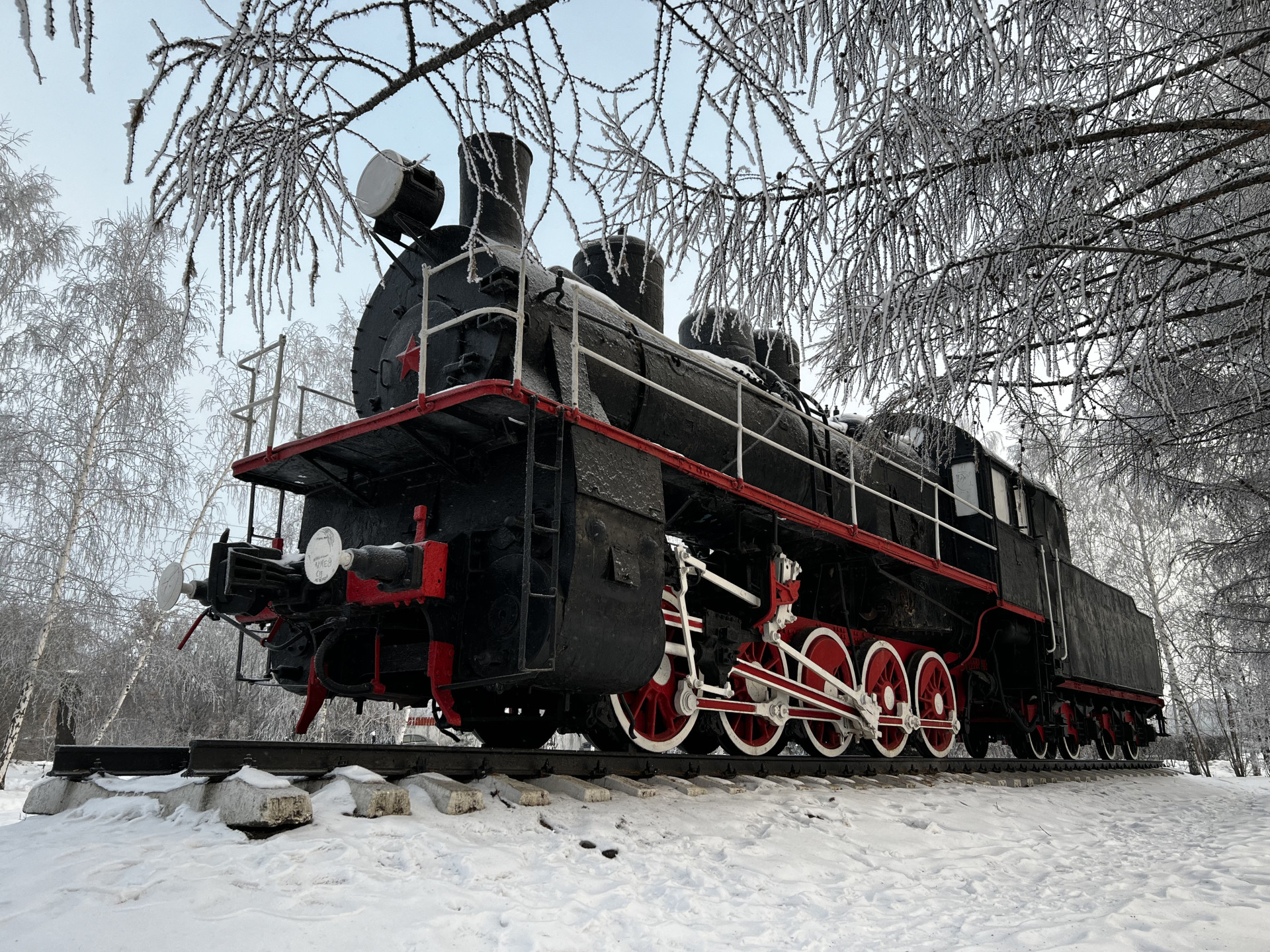 Паровоз — старый железнодорожный локомотив на паровой тяге. Экспонат музея в Петропавловске. Фото: ©️ Tengrinews.kz / Елена Бережная&nbsp;