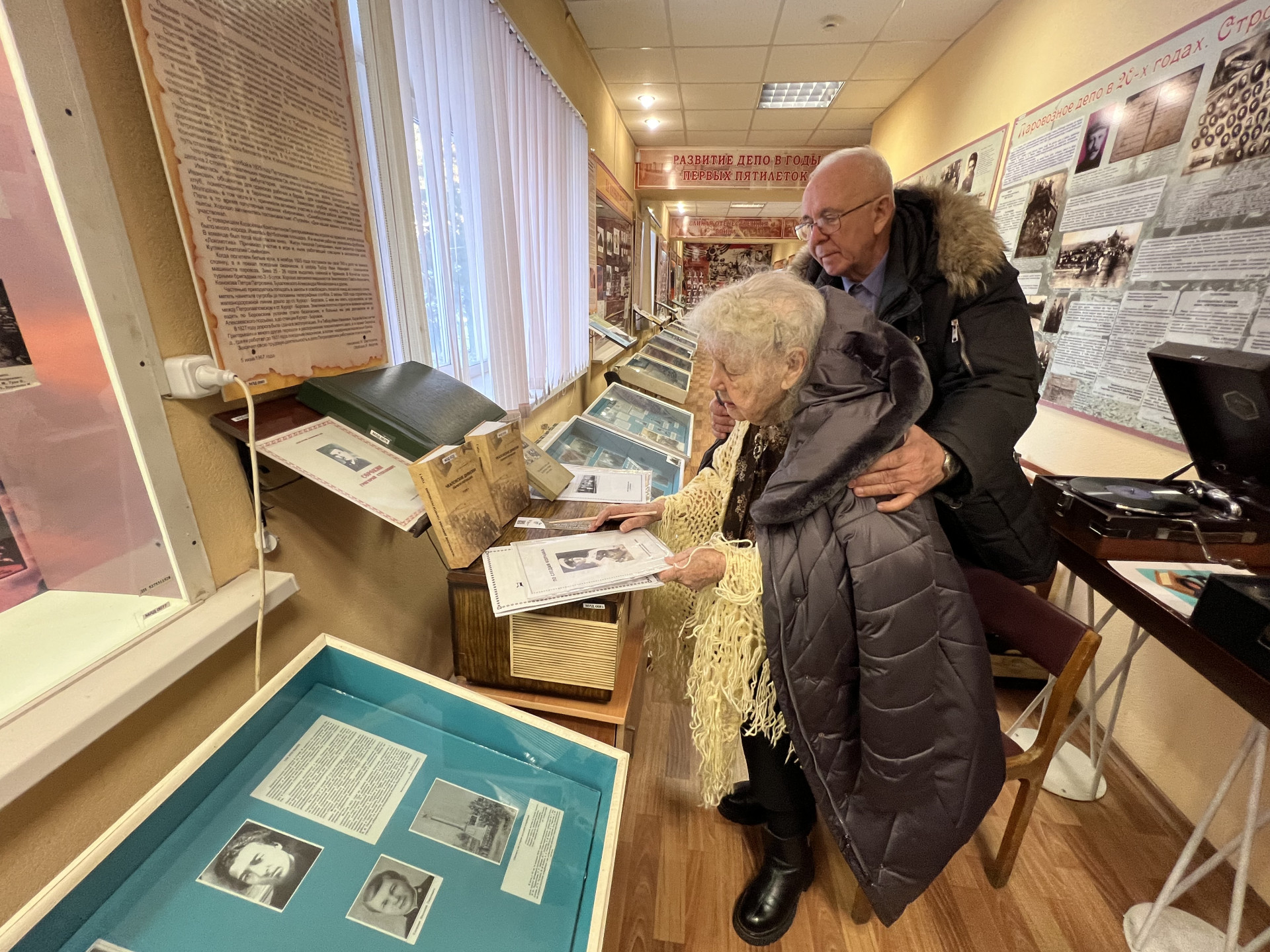 Любовь Горшкова со своим учеником Анатолием Василеску. Фото: ©️ Tengrinews.kz / Елена Бережная